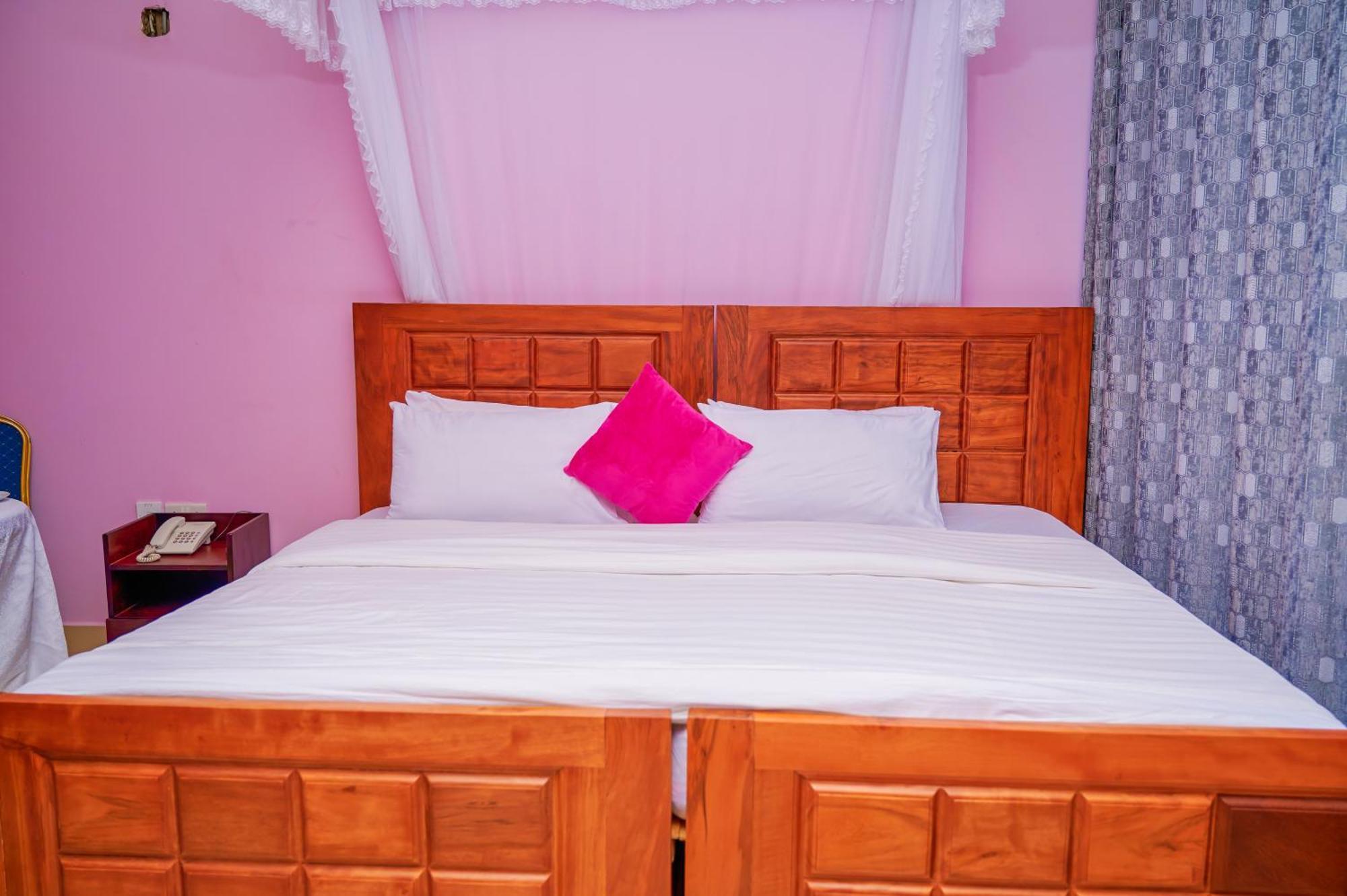 Twin Towers Hotel Kampala Extérieur photo