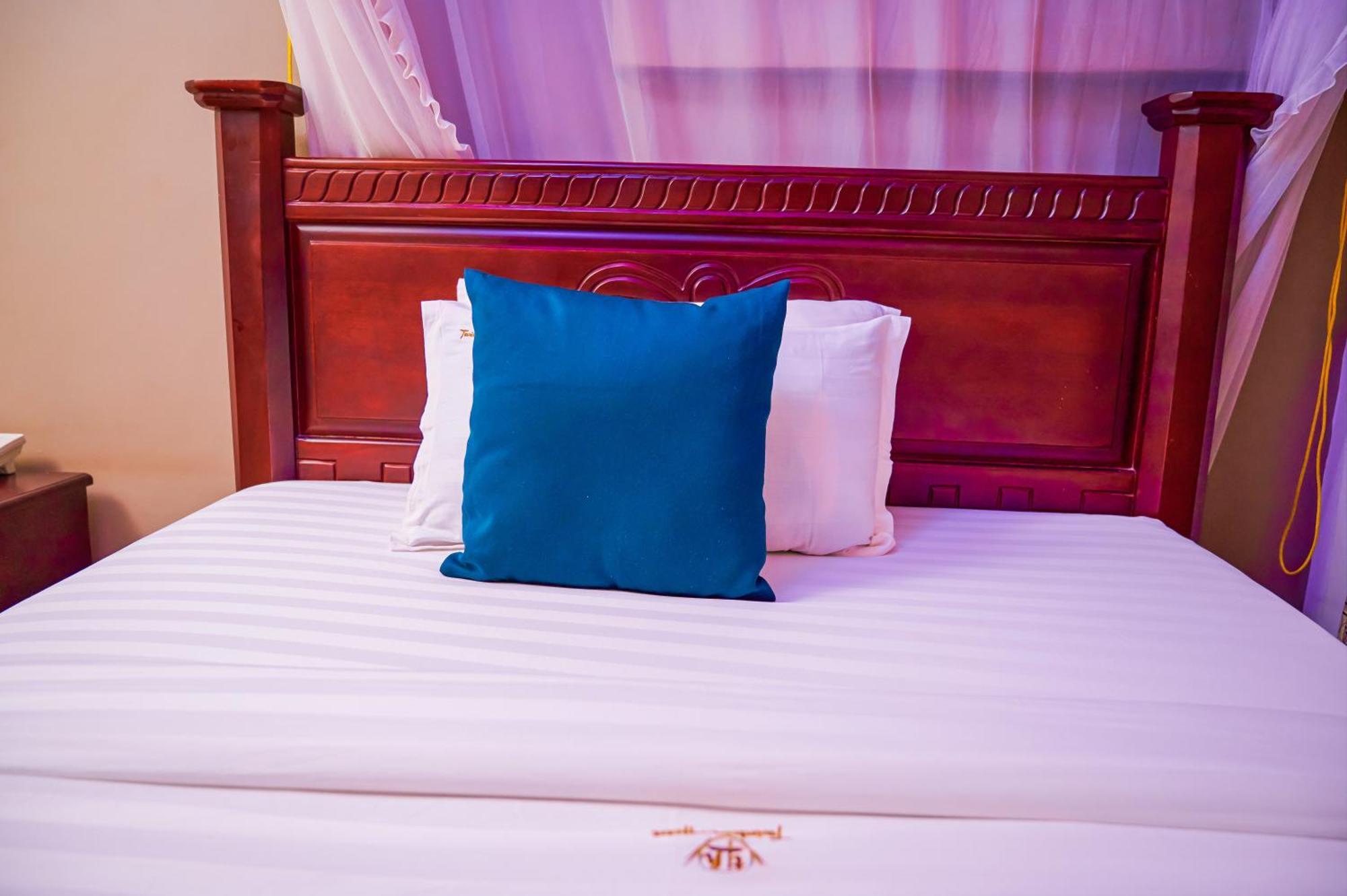 Twin Towers Hotel Kampala Extérieur photo