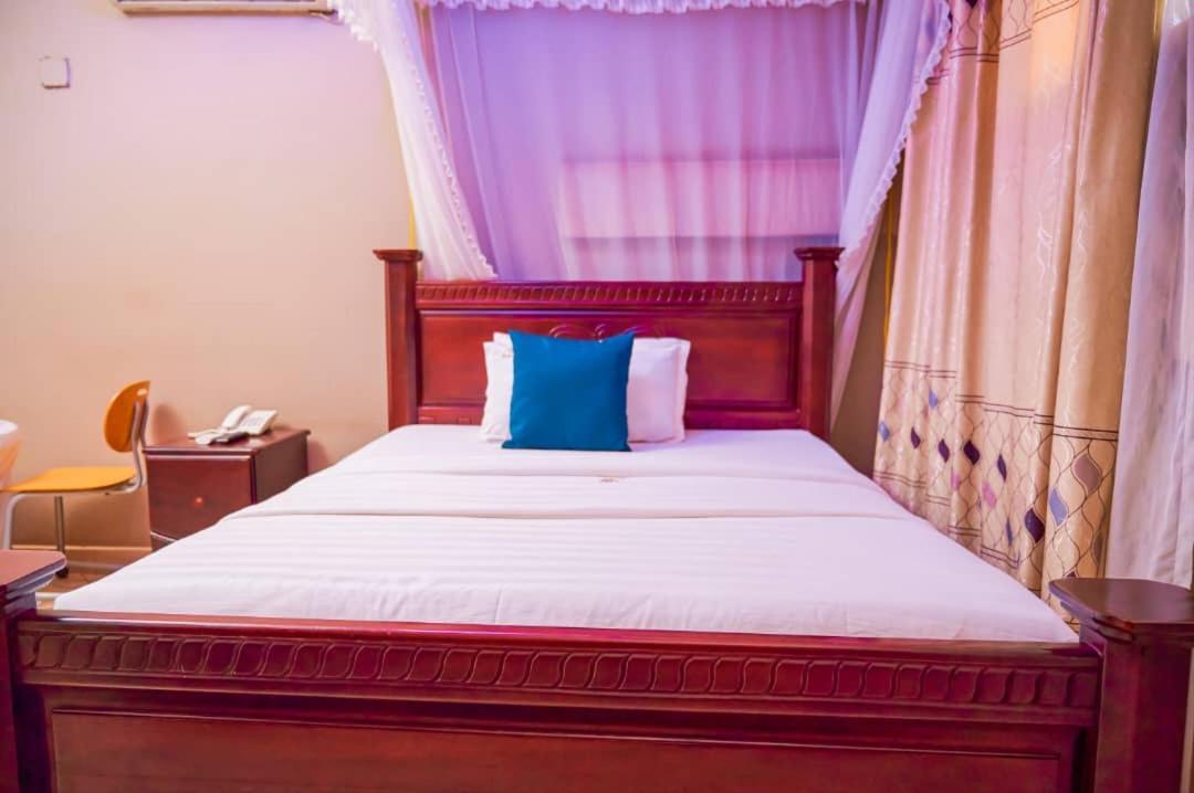 Twin Towers Hotel Kampala Extérieur photo