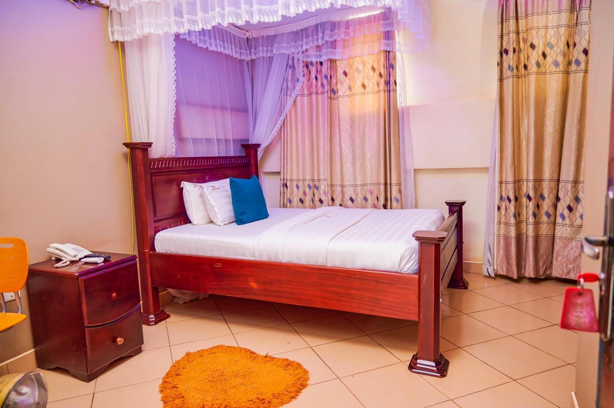 Twin Towers Hotel Kampala Extérieur photo